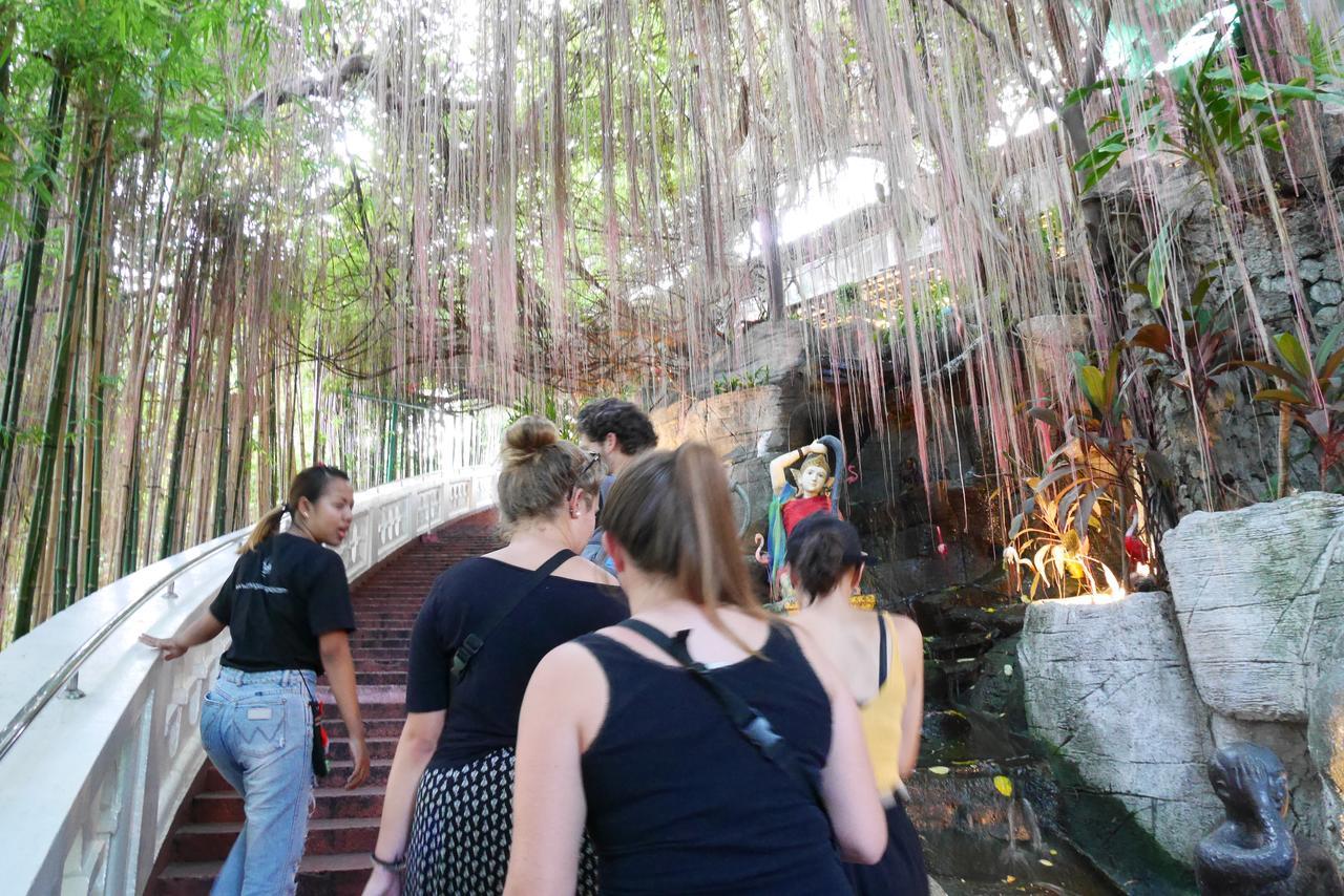 Chingcha Bangkok Vandrarhem Exteriör bild